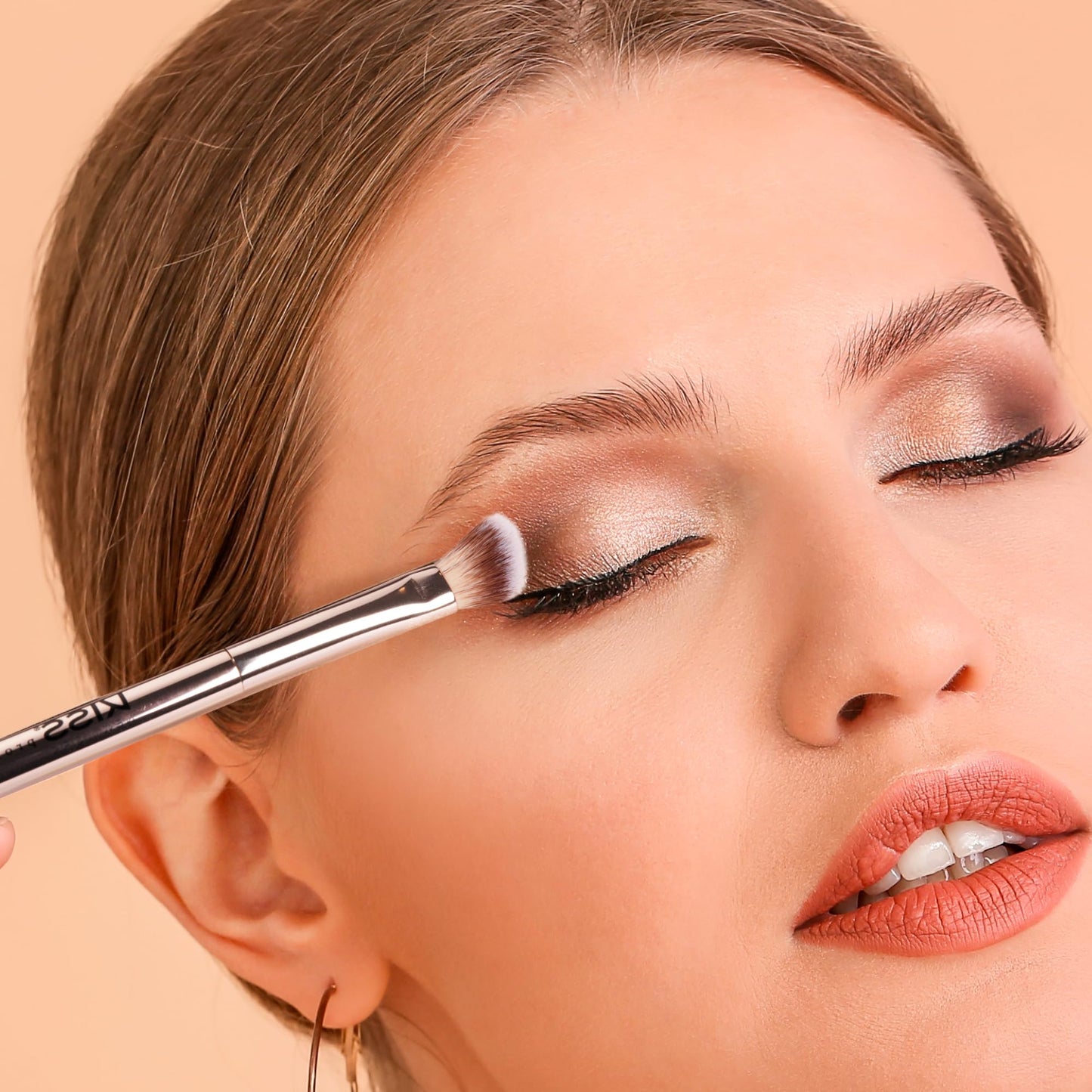 KISS NEW YORK Professional Dual Ended Eyeshadow Brush, Angled & Large Brush for Precise Shaping, Smudging Eyeshadow Application, Blending & Set Target