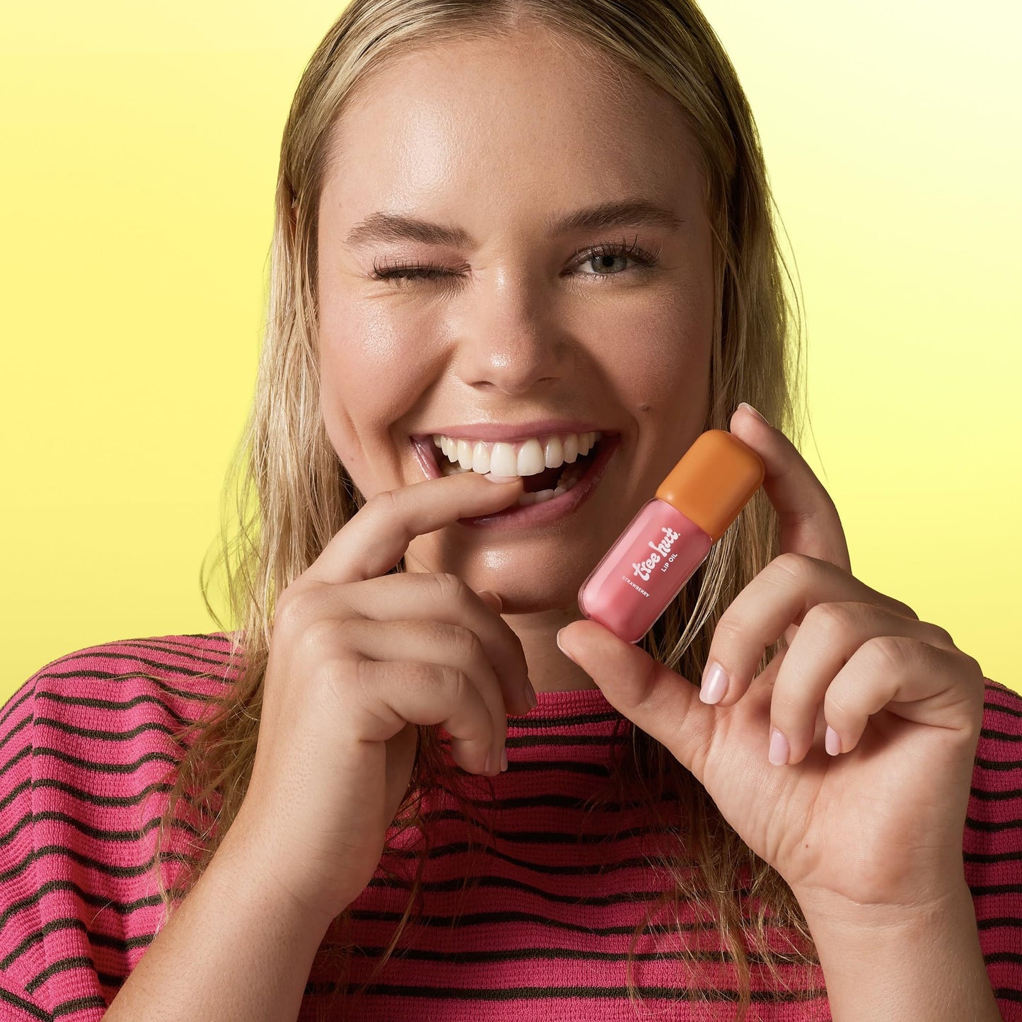 Tree Hut Strawberry Hydrating Lip Oil, Sheer Pink Glossy Lip Oil, Non-Sticky Moisturizing Formula for Smooth, Kissable Lips, 0.11 fl oz