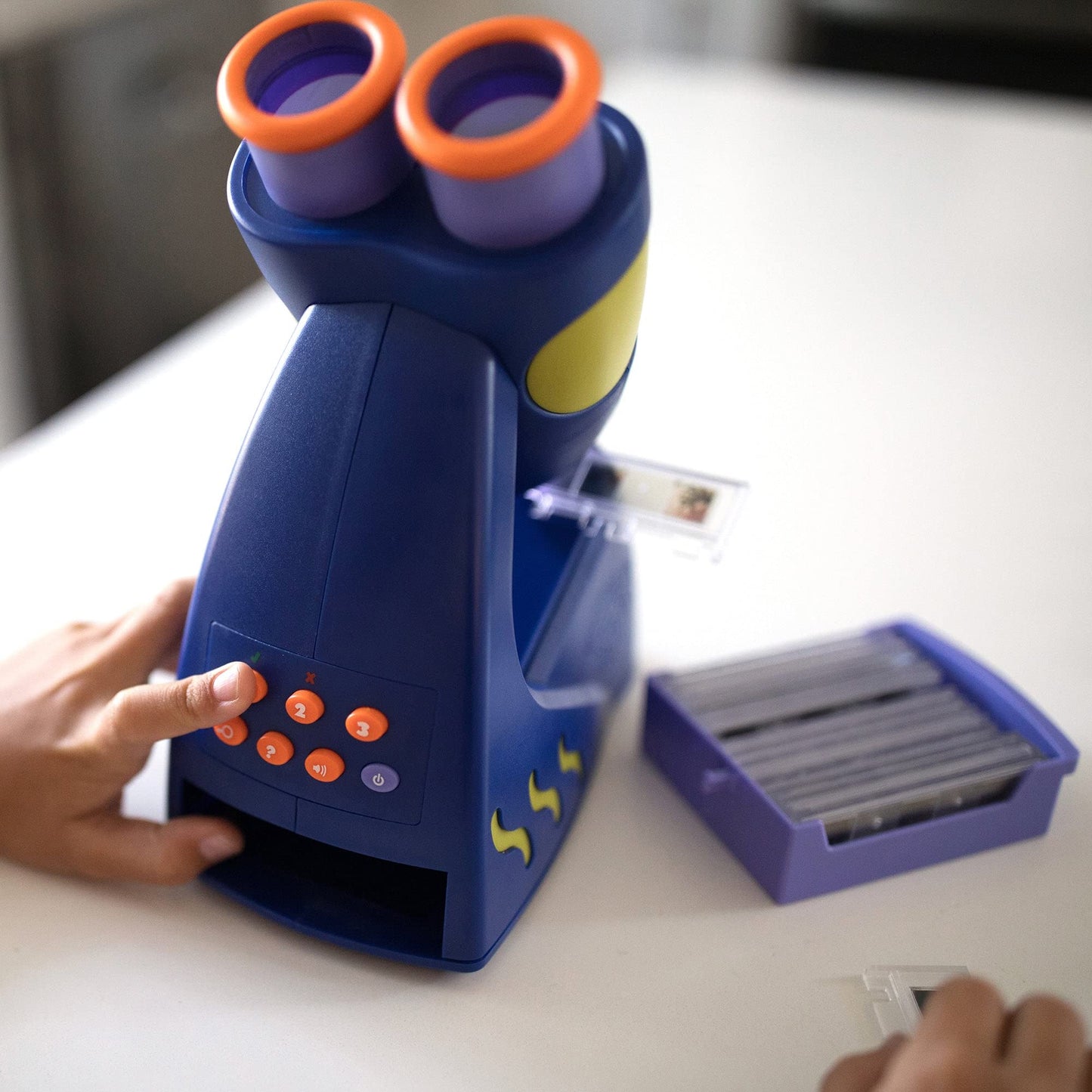 Educational Insights GeoSafari Jr. Talking Microscope with Bindi Irwin – STEM Science Toy for Kids, Interactive Learning Ages 3+