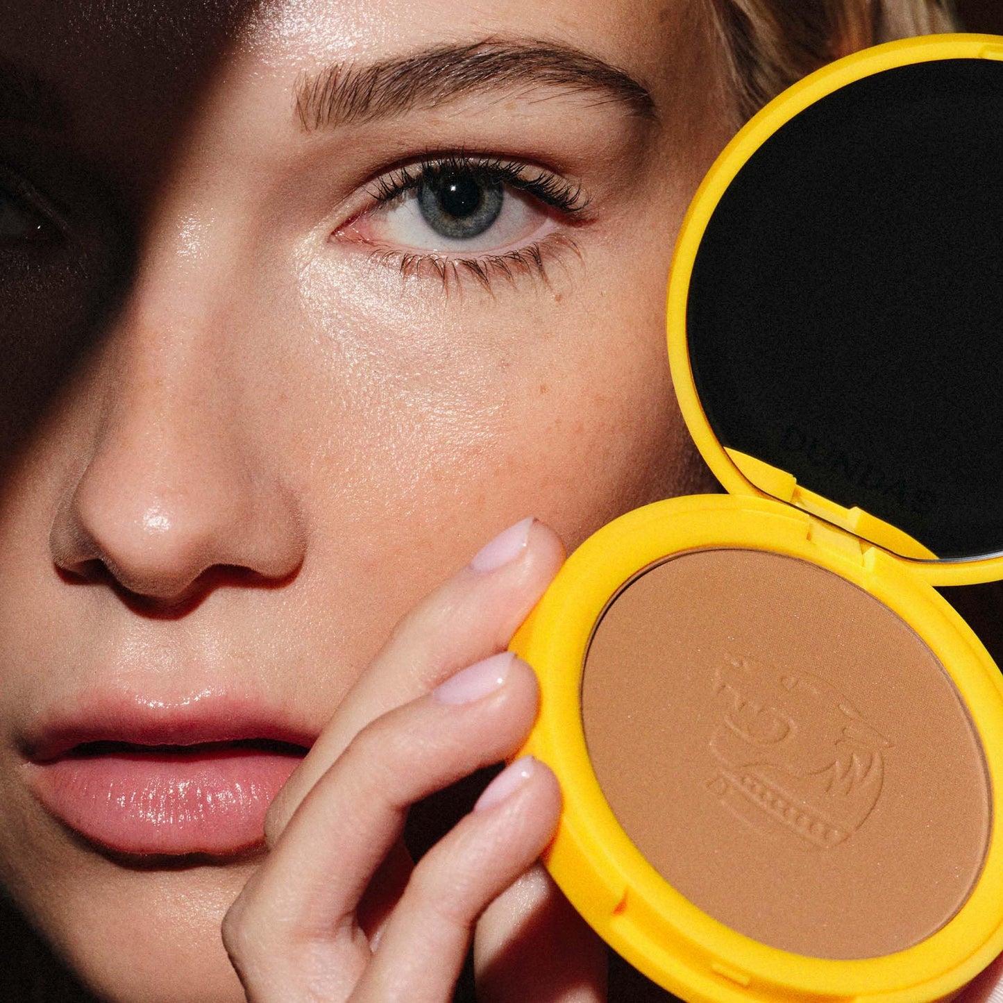 Dundas Bronzer Anonymous, Powder for Face and Body Contour and Bronzing, Matte Finish, Face Make Up for All Skin Types, Cruelty Free Natural Makeup