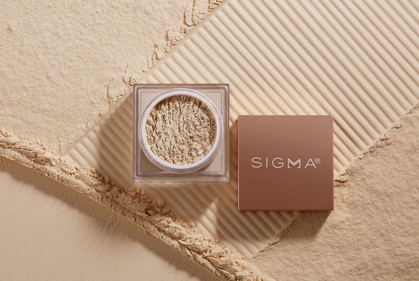 Sigma Beauty Soft Focus Setting Powder - Silky Smooth, Lightweight Loose Setting Powder for Setting Makeup, Blurring Powder Reduces the Look of Pores