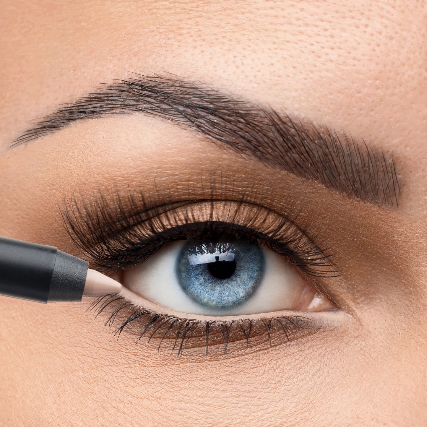 K7L Nude Eyeliner Brightens with a creamy formula - Waterproof and Smudge-Proof