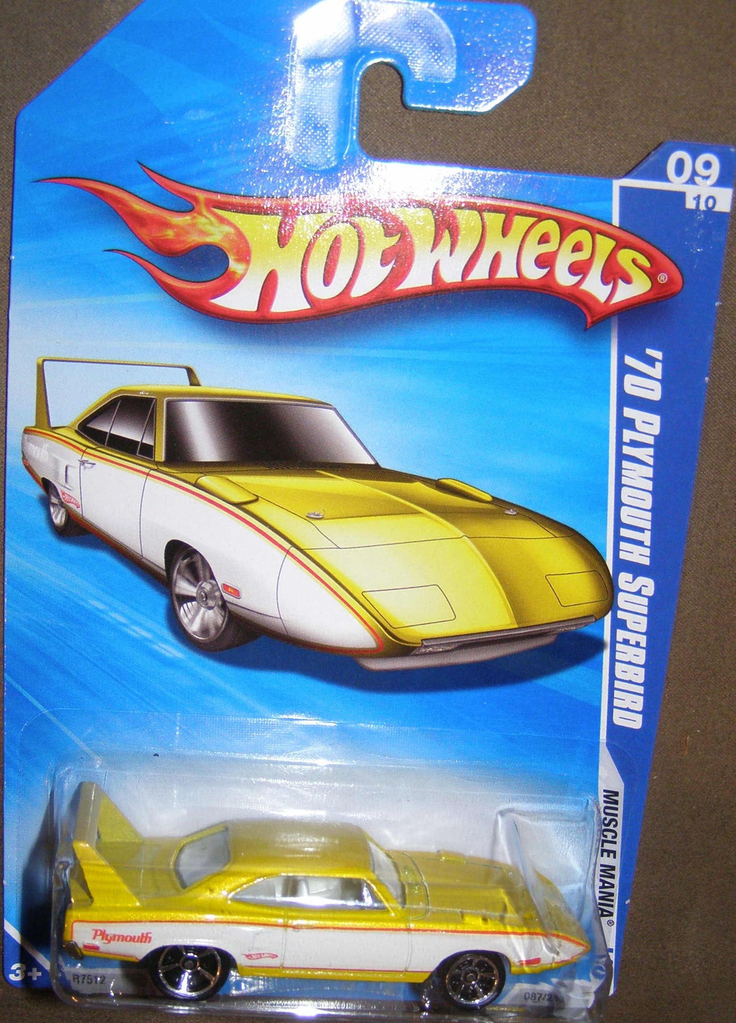 Hot Wheels 2010 Muscle Mania 087/240 Yellow & White '70 Plymouth SUPERBIRD 09 of 10