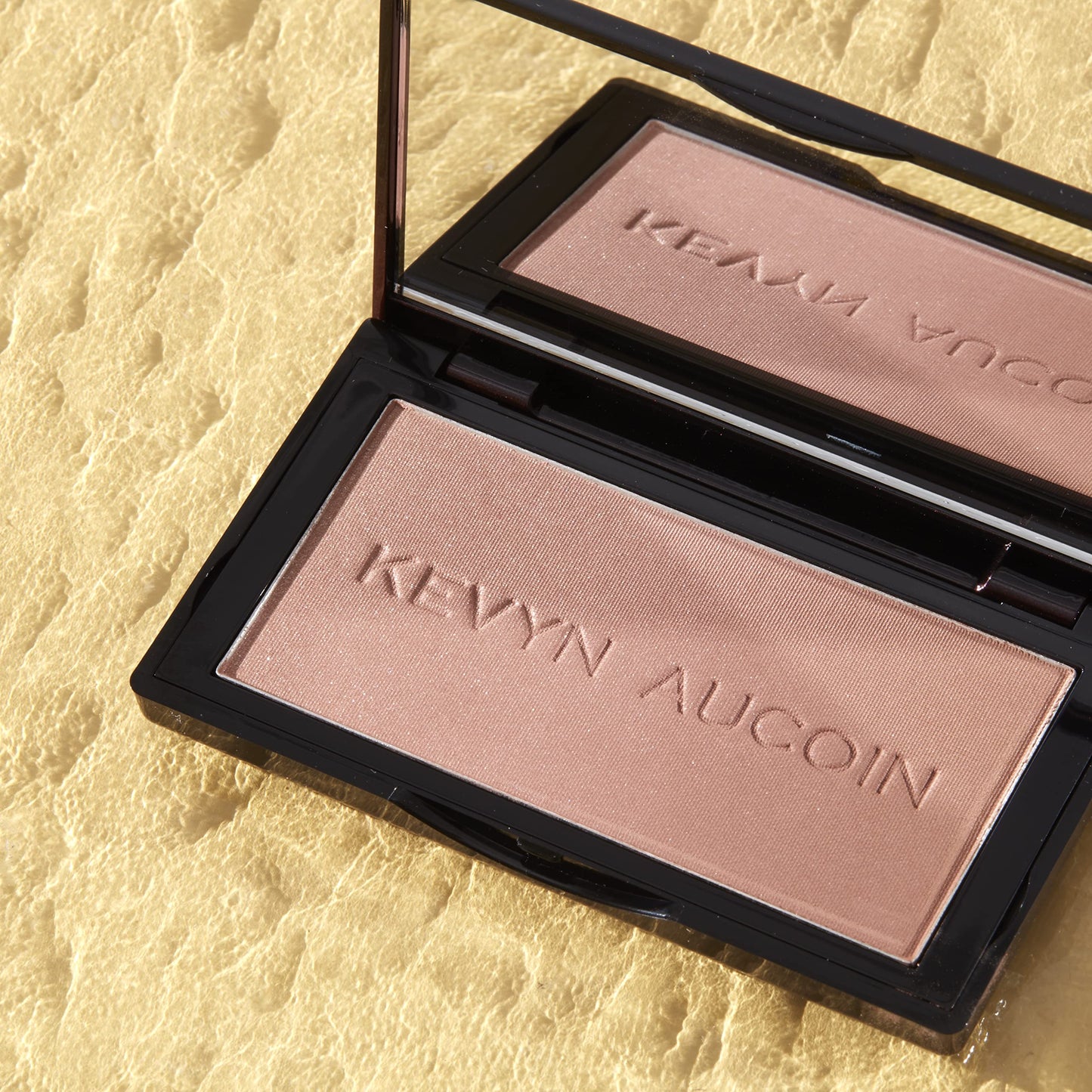 Kevyn Aucoin The Neo-Bronzer, Sunrise Light: 3 in 1 makeup palette. Highlighter, blush & bronzer in one smooth gradient makeup compact. Shimmer