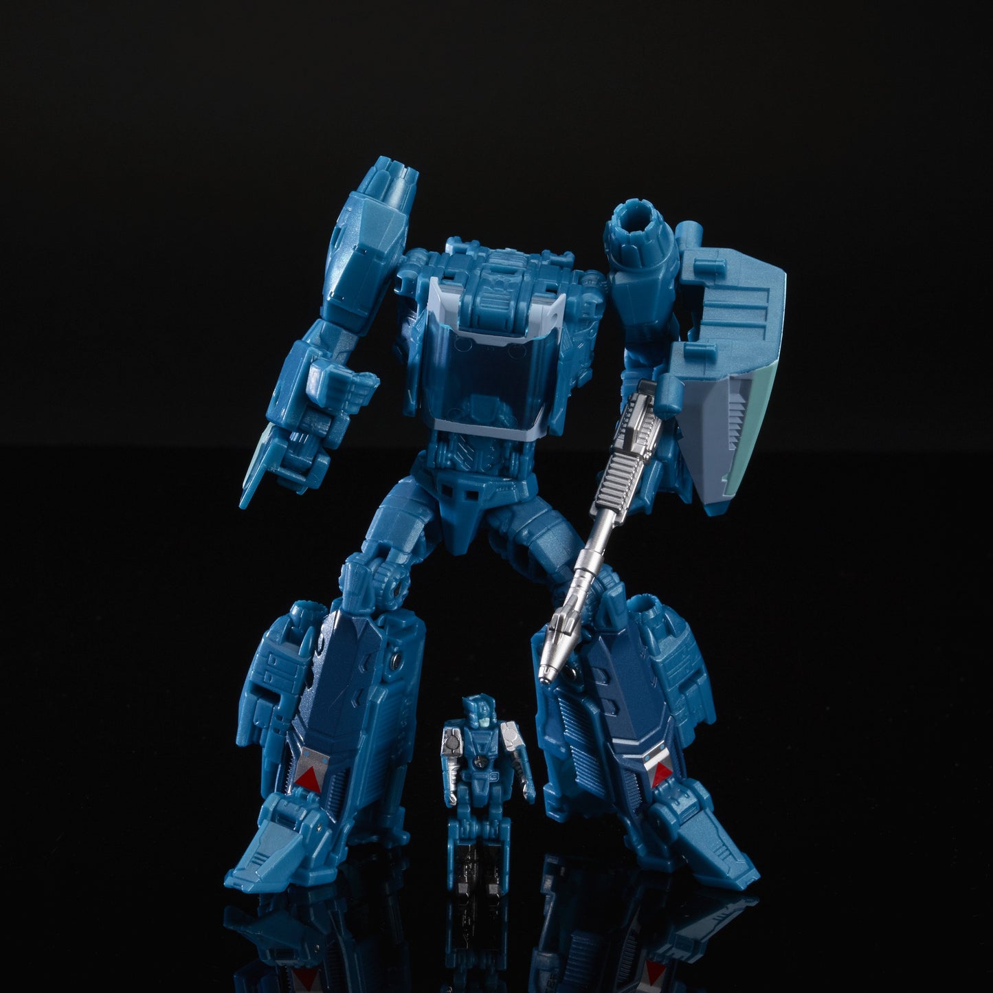 Transformers Generations Deluxe Titans Return Blurr Action Figure