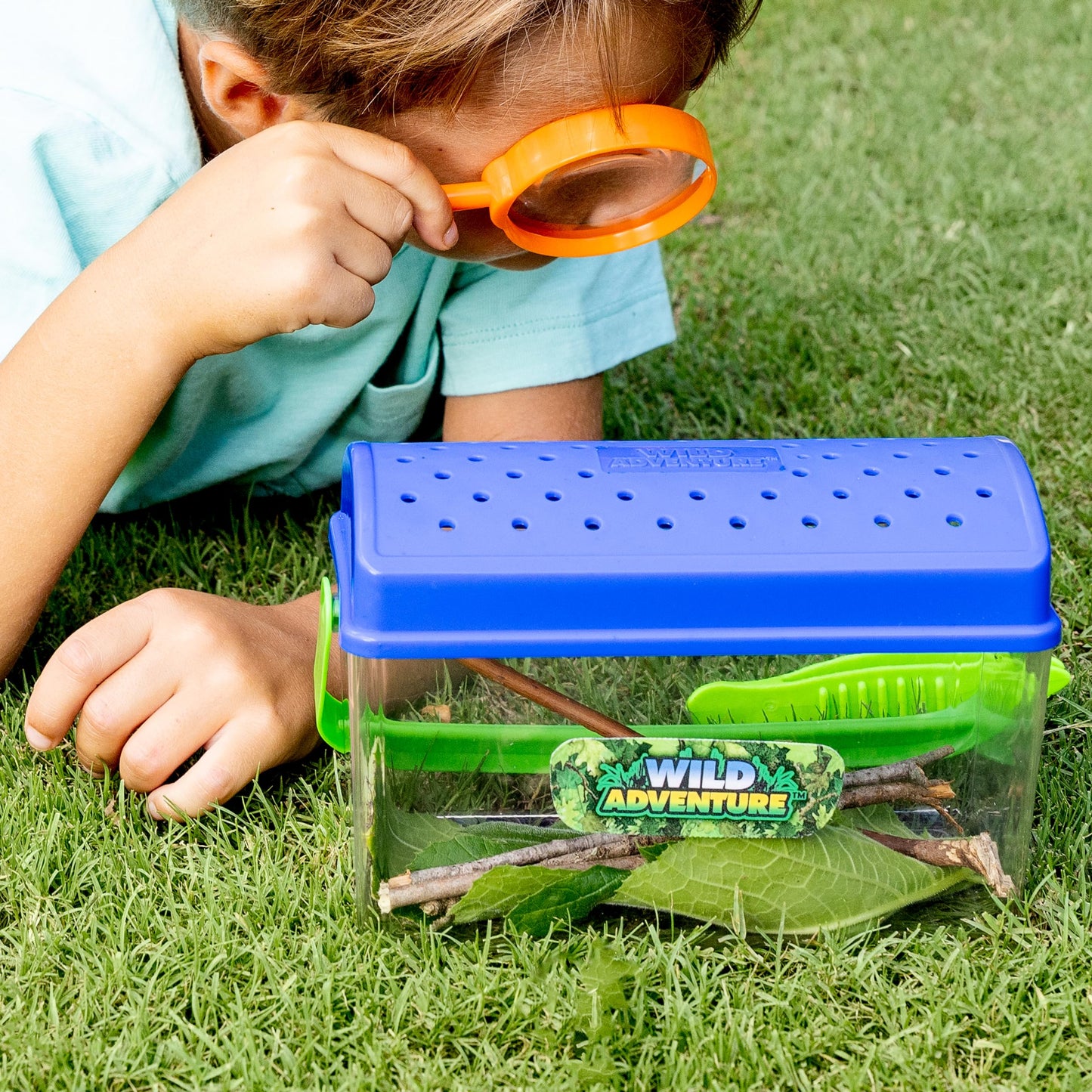 Wild Adventure Bug Catcher & Critter Shack – STEM Toy Habitat with Tweezers & Magnifying Glass for Indoor/Outdoor Insects, Ages 3+