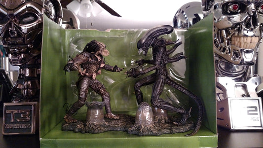 McFarlane Toys Movie Maniacs Series 5 Deluxe Boxed Set Alien & Predator