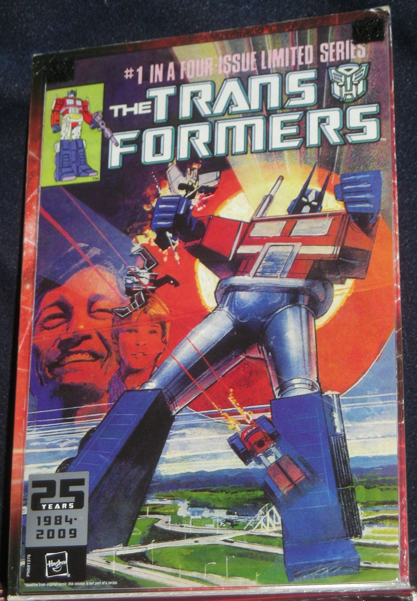 TRANSFORMERS 25TH ANNIVERSARY G1 RE-ISSUE OPTIMUS PRIME with DVD and COMIC