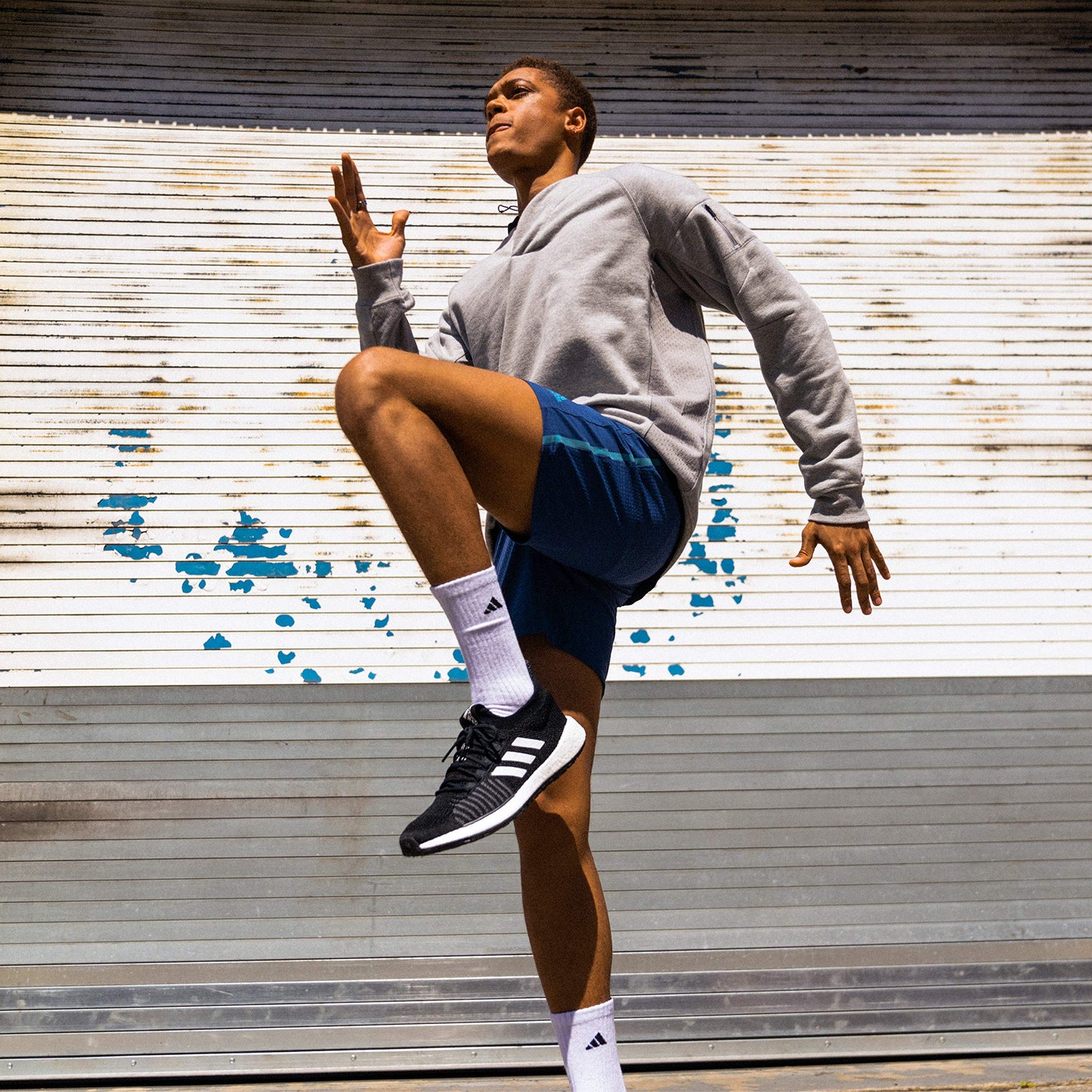 adidas 1 Liter (32 oz) Metal Water Bottle, Hot/Cold Double-Walled Insulated 18/8 Stainless Steel, Black/Silver Metallic, 32 Ounces